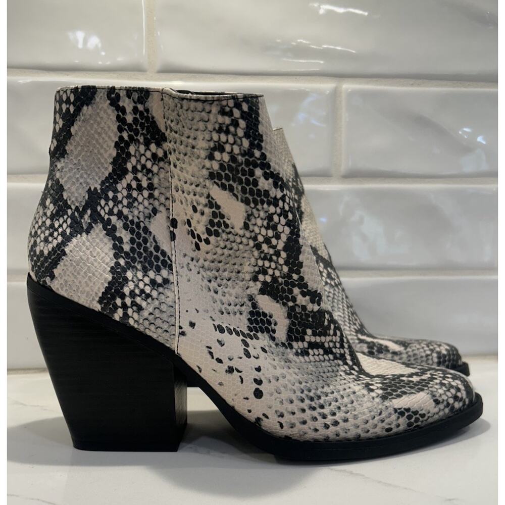 Madden Girl Snake Print booties Sz 10M Ankle Boots 3.5” Heel Zip Up Pointed Toe - Picture 2 of 9